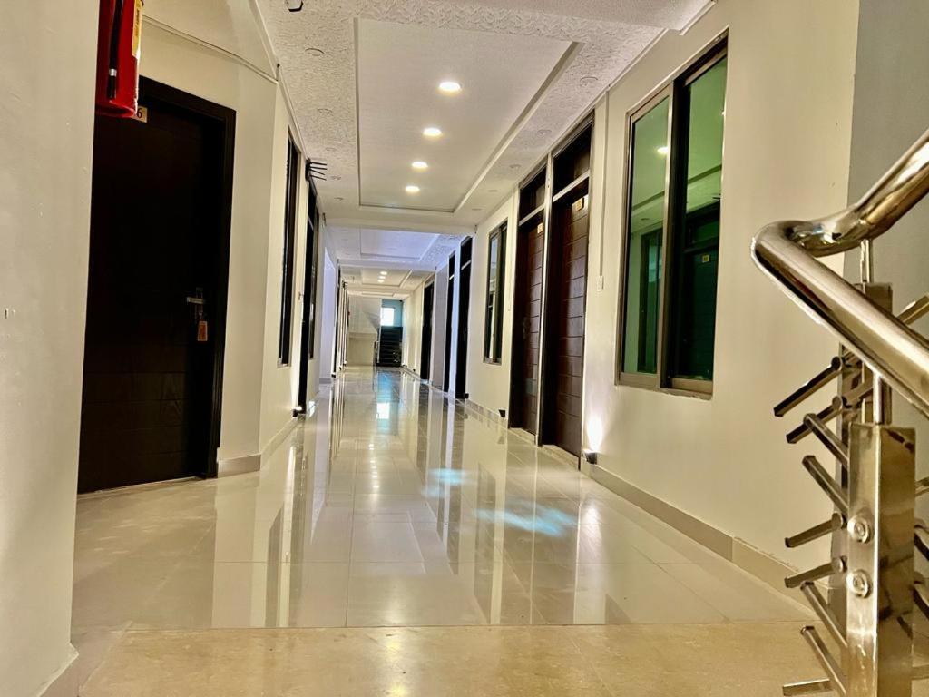 Shelton Suites Бурбан Екстериор снимка