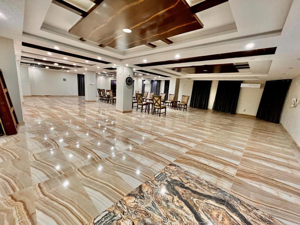 Shelton Suites Бурбан Екстериор снимка